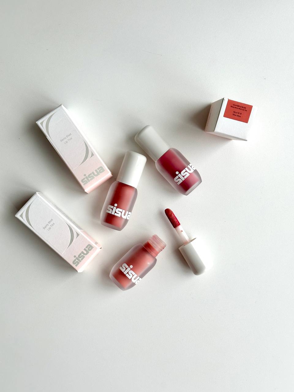 Глянцевий тінт для губ з мікроголками UNLEASHIA Sisua Berry Shot Lip Tint