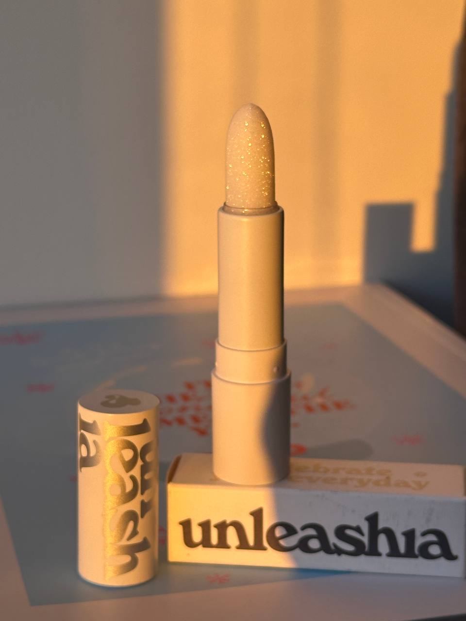Зволожувальний бальзам для губ з глітером UNLEASHIA Glacier Vegan Lip Balm