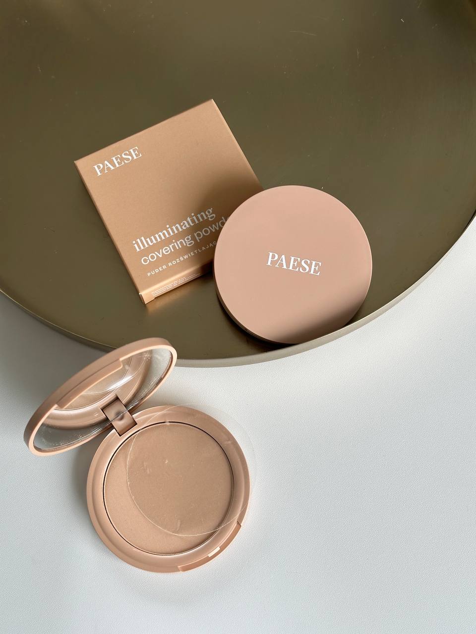 Вирівнююча компактна пудра зі світловідбивними частинками Paese Illuminating Covering Powder