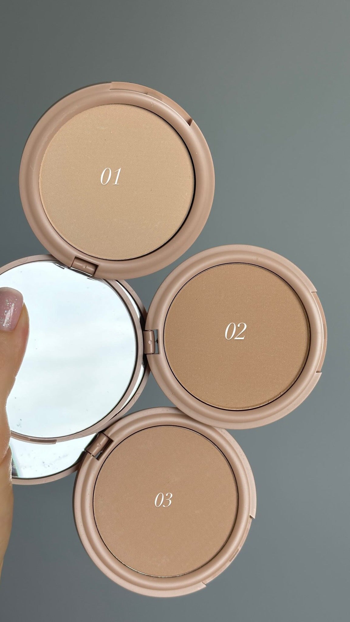 Вирівнююча компактна пудра зі світловідбивними частинками Paese Illuminating Covering Powder