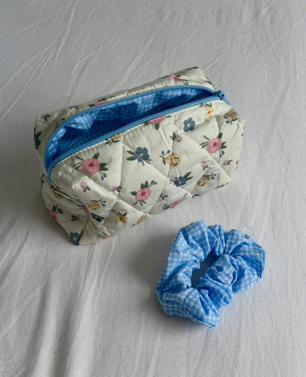 Косметичка квітчаста з блакитною підкладкою Kvituchi